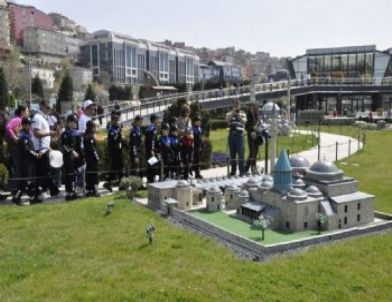 Toplum Destekli Polisler, Roman Çocuklara Miniatürk'ü Gezdirdi