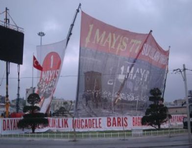 1 Mayıs'ın Simgesi Olan Pankart İle Atatürk Anıtına Önlem