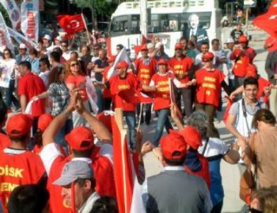 Burhaniye’de 1 Mayıs’a İki Ayrı Kutlama