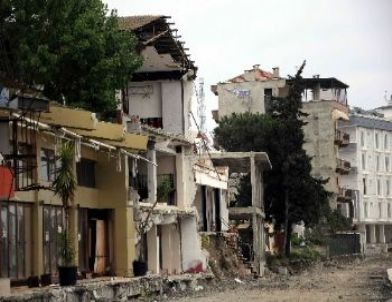 Atakum Sahilinde Binalardaki Çıkıntılar Yıkıldı