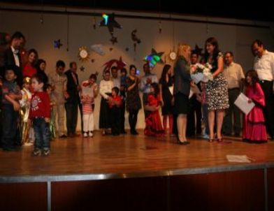 Minik Öğrenciler Danslarıyla İzleyenleri Büyüledi