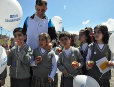 Minik Öğrencilerden “Sağlık İçin Hareket Et” Yürüyüşü