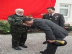 Tuğgeneral Ümit Yılmaz, 85 Yaşındaki Askerinin Elini Öptü