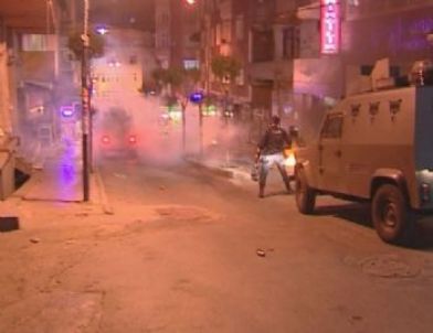 Yasadışı Gösteri Yapan Grup Polise Molotoflarla Saldırdı