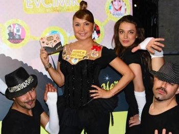 Yonca Evcimik'den Yeni Albüm Tanıtımı