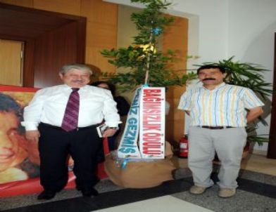 Başkan Akaydın'a Deniz Gezmiş Bağımsızlık Ödülü