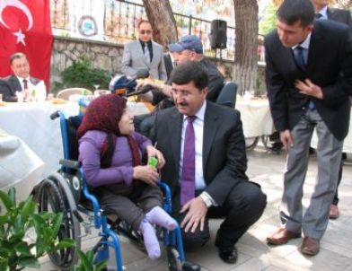 Vali Öz’den Engelli Kadına Akülü Araç Sözü