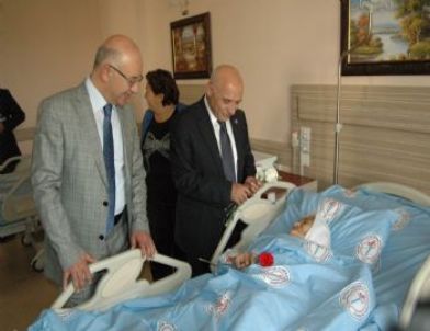 AK Parti Milletvekilleri Hemşirelere Karanfil Dağıttı