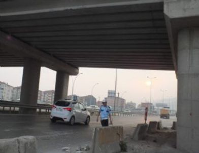 Damperi Açılan Tır Üst Geçide Çarptı