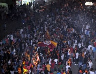 Diyarbakırlı Galatasaray Taraftarları Şampiyonluğu Kutladı
