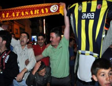 Fenerbahçe Taraftarı Galatasaraylılar İle Kol Kola Şampiyonluğu Kutladı