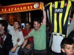 Fenerbahçe Taraftarı Galatasaraylılar İle Kol Kola Şampiyonluğu Kutladı