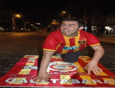 Galatasaraylılar Şampiyonluğu Melo Taklidi İle Kutladılar
