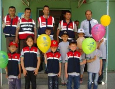 Jandarma Trafik Timleri Okullarda Seminerlerini Sürdürüyor