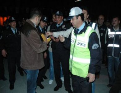 Karaman Emniyet Müdürü Sönmez Polislere Kayısı Lokumu Dağıttı