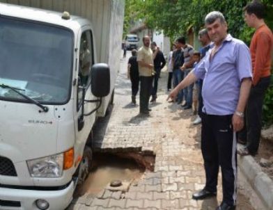 Nakliye Aracı Çöken Yola Düştü