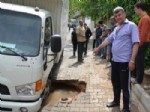 REFİK ŞEVKET İNCE - Nakliye Aracı Çöken Yola Düştü