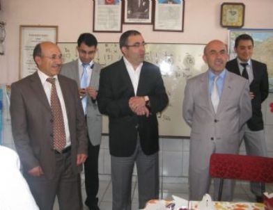 Öğrencilere Süpriz Doğum Günü Kutlaması