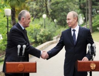 Putin’den Abhazya’ya 'Bir Kaç Dakikalık' Ziyaret