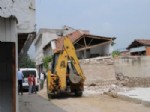 İNŞAAT FİRMASI - Temel Kazısı 2 Katlı Binayı Yan Yatırdı