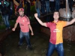 Zonguldak'ta Taraftarlar, Şampiyonluk Sevincini Havuza Girerek Kutladı