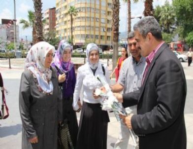 Başkan Alıcık, Annelere ve Anne Adaylarına Çiçek Dağıttı