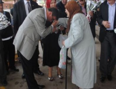 Başkan Özcü Annelerin Gününü Kutladı