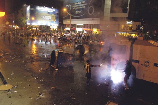 2 polis aracını yakmaya çalıştılar