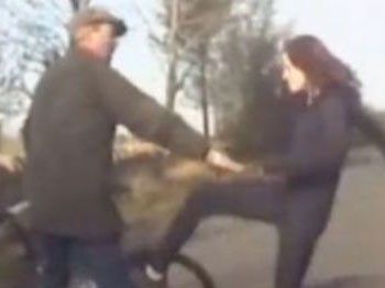 Kadın sürücü bisikletli erkeği evire çevire dövdü