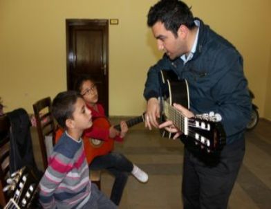 Çocuklara Gitar Eğitimi