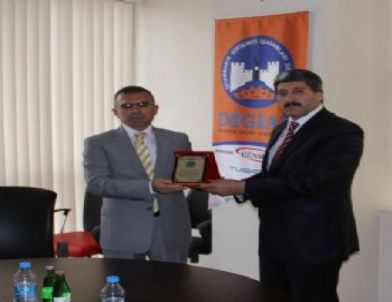 DİGİAD’dan Eski Bağlar Kaymakamı Yücedal’a Plaket