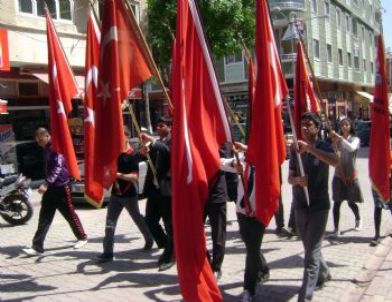 Doğanşehir'de Gençlik Haftası Nedeniyle Halk Yürüyüşü Düzenlendi