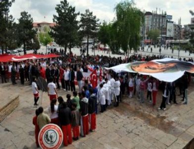 Öğrenciler Gençlik Yürüyüşü Düzenledi