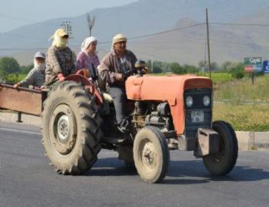 Traktörde Tehlikeli Yolculuk