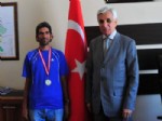 YÜKSEL AYHAN - Başarılı Maratoncudan Vali Yardımcısı Ayhan’a Ziyaret