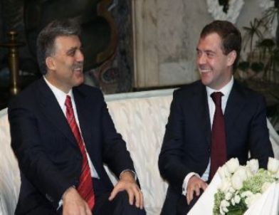 Gül, Medvedev’in Başbakanlığını Tebrik Etti