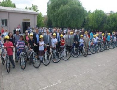 İzmit'te Bisiklet Dağıtımları Devam Ediyor