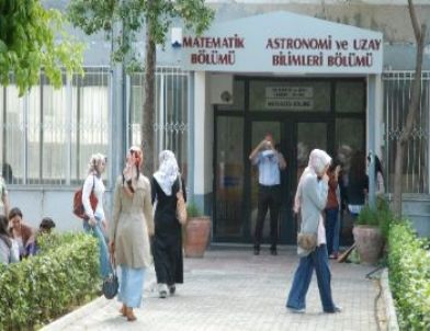 Kapıda Başörtüsü Nöbeti Tutan Profesör, Kameralara Yakalandı (özel)