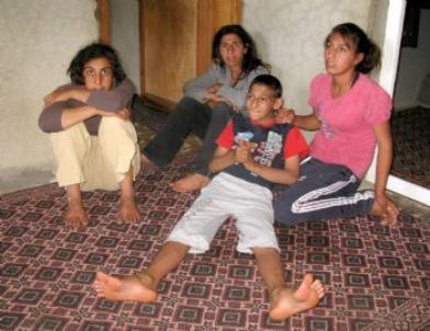 Kaymakam Nebioğlu Engelli Dört Kardeşe Sahip Çıktı