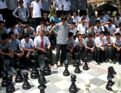 İHL Öğrencileri Satrancı Bahçede Öğrenecek