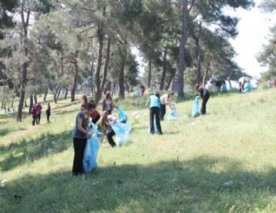 Öğrencilerden Çevre Temizliği
