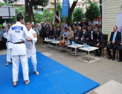 Salihli’de Gençlik Merkezi Açıldı