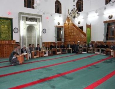 Sanayi Esnafı Gündüz Alın Teri Döküyor, Akşam Kur’an Öğreniyor