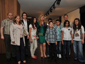 Ünlüler Kimsesiz Çoçukları Sevindirdi