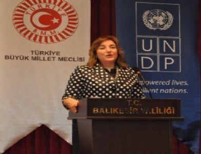 'Yereldeki Hizmetlerin Çoğu Kadına Yönelik Ancak Kadın Yönetici Çok Az'