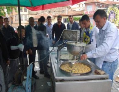 Arkadaşlarının Ölüm Yıldönümünde Lokma Döktürdüler