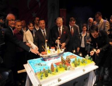 Atatürk'ün Doğum Günü Pastası Kesildi