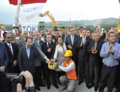 Başbakan Erdoğan, Yeni Stadın Temel Atma Törenine Telekonferansla Katıldı