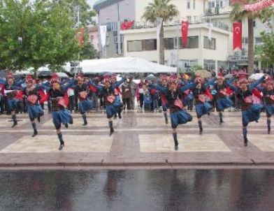 Gençler 19 Mayıs’ı Yağmur Altında, Protokol İse Tribünde Kutladı