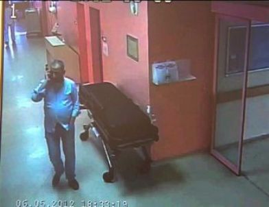 Hastane Koridorlarındaki Hırsız Kamerada